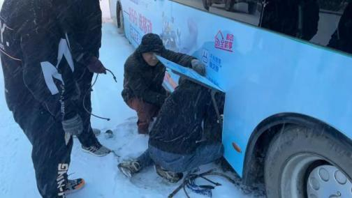 雪天修车.png